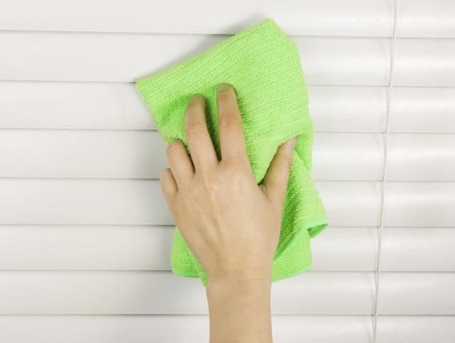 Cleaning_your_UPVC_window_3.jpg
